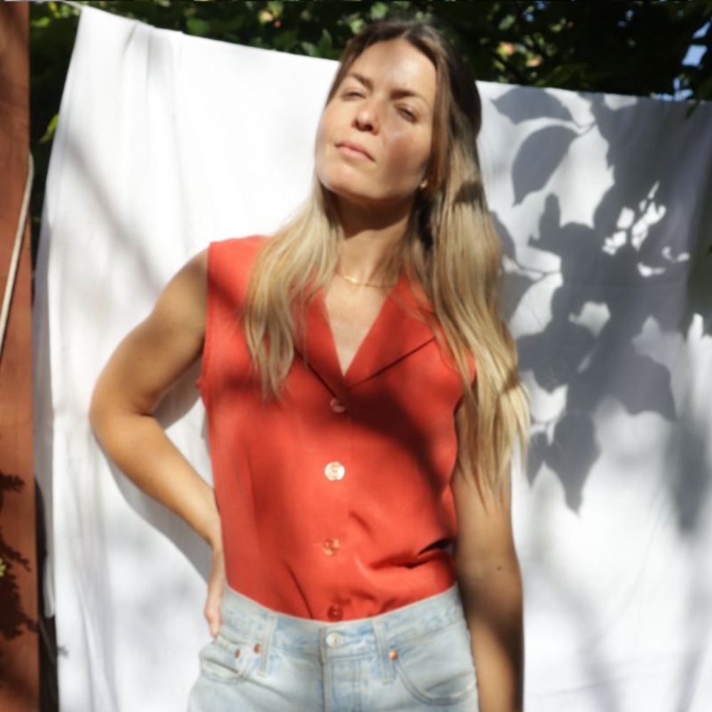 Très Chic red collared button up vest tank - french style